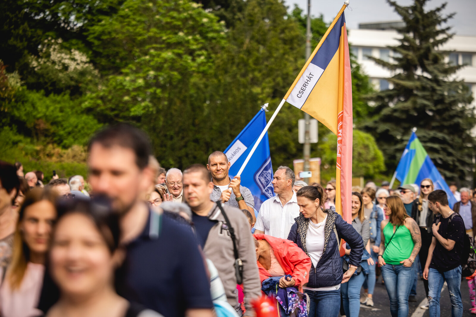 A városrész Veszprém belvárosának a Buhim-völgy, a Völgyikút-völgy és a Kossuth Lajos utca által behatárolt része.   Amint a város egészének, ennek a városrésznek is változatosan tagolt a felszíne. Déli és középső táját a Cser-hátnak (egykor összefüggő csererdőnek) a laposabb domborzata képezi. A völgyek felé eső nyugati–északi–északkeleti területsáv felszíne kifelé egyre meredekebben lejt, panorámasétányáról gyönyörű kilátást nyújtva a veszprémi várra és a Bakonyra. A városban élők méltán nevezték ezt a városrészt a veszprémi Tabánnak.