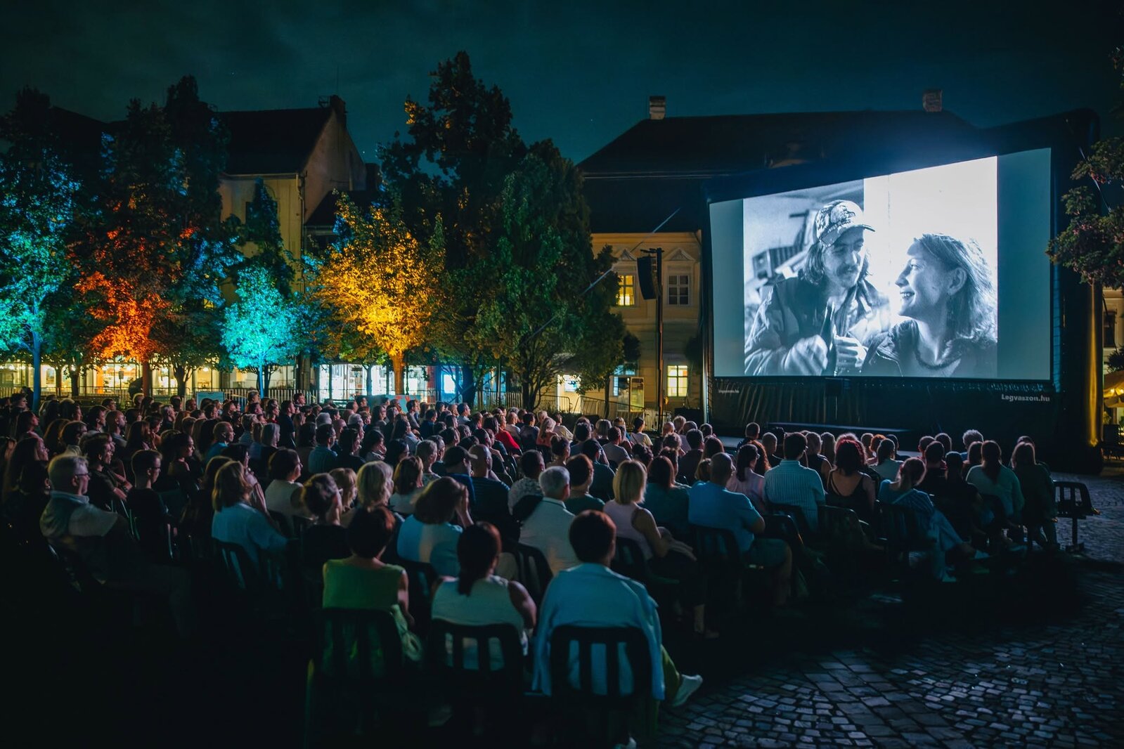 Filmvetítés az Óváros téren