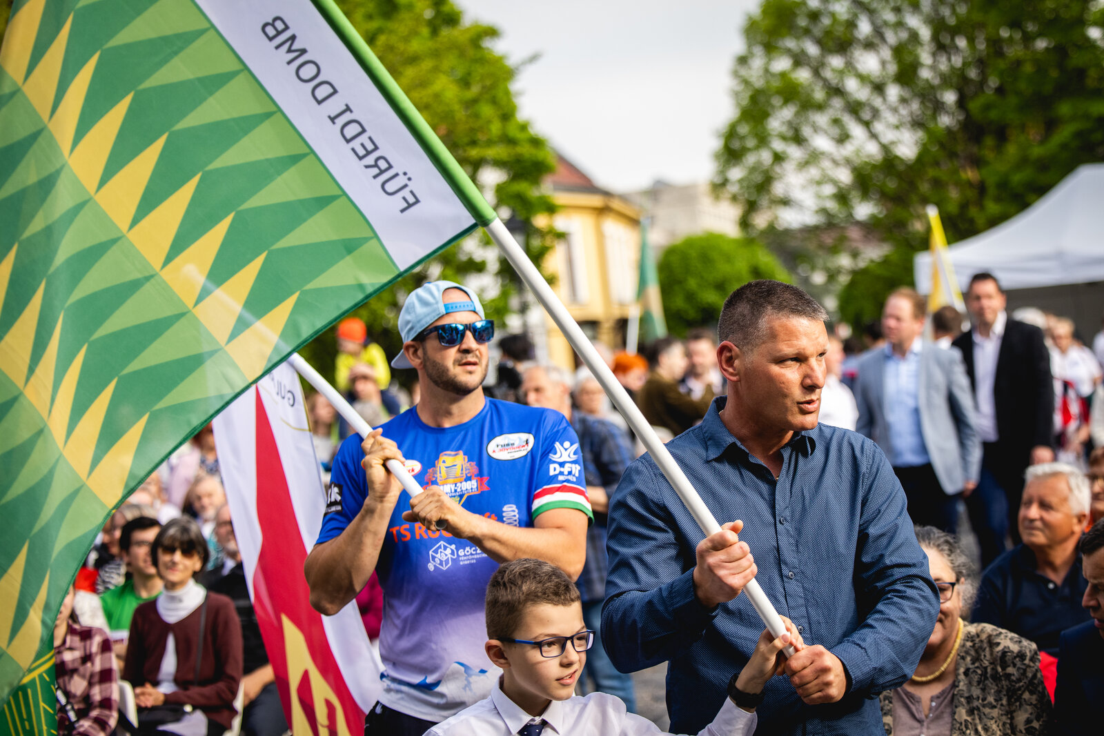 A város déli részén, a Balatonfüred és Balatonalmádi irányába vezető utak közötti dombon terül el.   Családi és sorházai kivétel nélkül 20. századiak, a legdélebbi része az 1990-es években épült ki. Érdekesség, hogy itt haladt át az az 1969-ben megszűntetett vasútvonal, amely a mai vasútállomást (az akkori Veszprém külső pályaudvart) összekötötte a város belső területeivel és a Balatonnal. Az egykori Radnóti téri kisállomás épületében ma étterem működik. A Füredidombot a 20. század elején még – valószínűleg a vasút közelsége miatt is – elsősorban ipartelepnek szánták: itt kapott helyet a város kenyérgyára, sörpalackozója, TÜZÉP-telepe is, ezeket később elbontották és helyén négyemeletes lakópark épült.